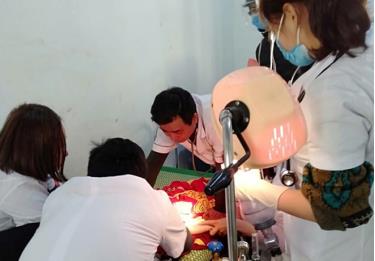 Bác sĩ Trung tâm Y tế huyện Nam Đàn cấp cứu cho cháu bé.