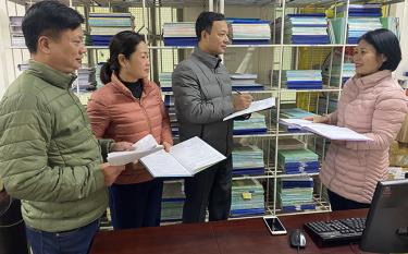 Cán bộ Phòng Tư pháp huyện Văn Yên triển khai công tác tuyên truyền pháp luật ở cơ sở.
