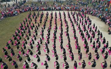 The Dam Thuong dance by over 200 amateur performers from hamlets and villages of Muong Lai commune