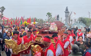 Nghi lễ rước kiệu tại lễ hội Tản Viên Sơn Thánh.