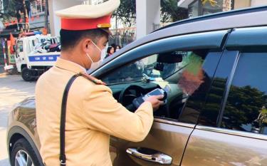 Lực lượng cảnh sát giao thông Công an thành phố Yên Bái kiểm tra nồng độ cồn đối với người điều khiển xe ô tô tại khu vực đường Lê Hồng Phong.