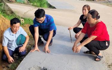 Lãnh đạo xã Đại Đồng kiểm tra đoạn đường thôn Hương Lý được nâng cấp, mở rộng mặt đường.