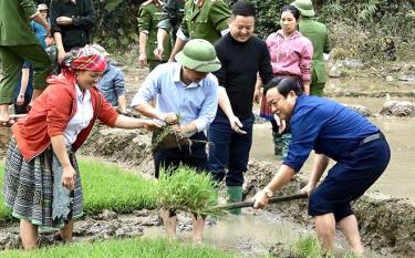 Các đồng chí lãnh đạo huyện Trạm Tấu xuống đồng sản xuất cùng nhân dân xã Pá Lau.