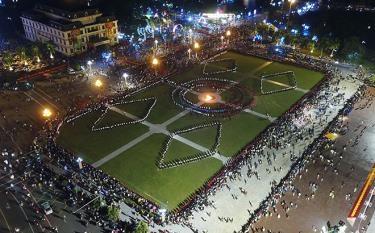Màn múa xòe 2.022 người tham gia của thành phố Yên Bái tổ chức hưởng ứng Lễ đón nhận Bằng của UNESCO ghi danh “Nghệ thuật Xòe Thái” là Di sản văn hóa phi vật thể đại diện của nhân loại.