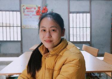 Cô giáo Ngô Thị Kia ngồi trong lớp học ở trường Tiểu học Hùng Lợi 2, huyện Yên Sơn, Tuyên Quang, tháng 12/2022. Ảnh: Hải Thư