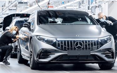 Kiểm tra chất lượng ô tô điện Mercedes-Benz EQS trước khi xuất xưởng tại Nhà máy Sindelfinge (Đức).