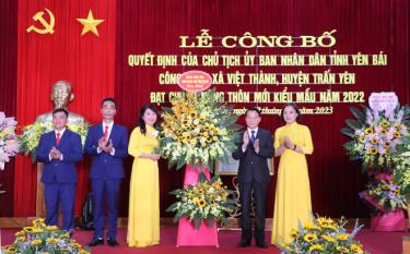 Đồng chí Đỗ Đức Duy - Bí thư Tinh ủy tặng hoa chúc mừng Đảng bộ, chính quyền và nhân dân xã Việt Thành đạt chuẩn nông thôn mới kiểu mẫu năm 2022.
