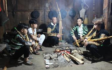 Ông Giàng A Cu (giữa) ở thôn Tấu Dưới, xã Trạm Tấu truyền dạy cách chế tác khèn Mông cho thế hệ trẻ.