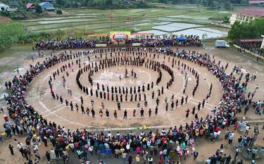 Người Tày xã Kiên Thành biểu diễn các điệu Dậm thuông cổ trong lễ hội Cầu mùa năm 2023.