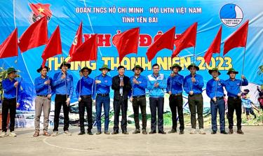 The Standing Committee of Yen Bai provincial Youth Union and leaders of the Department of Home Affairs presented flags and hats to volunteer youth teams.