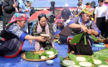 Du khách thích thú trải nghiệm văn hóa dân tộc Mông tại huyện Mù Cang Chải.