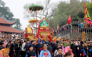 The procession of the Mother palanquin, followed by the “Ong Bao” (Son) palanquin, from the main temple to the Duc Ong Shrine.