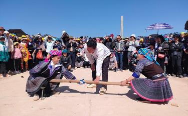 Supporters cheer players participating in pushing stick game in the Gau Tao festival of H’Mong ethnic people in Mu Cang Chai