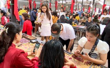 The market attracts a large number of domestic and foreign visitors who came for specious stone exploring and trading.