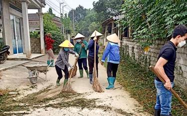 Người dân thôn Bằng Là 1 thực hiện công tác vệ sinh môi trường theo định kỳ hàng tháng.
