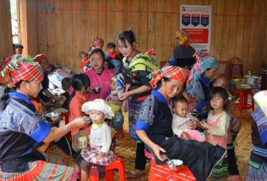 Providing nutritious porridge for children in La Pan Tan commune, Mu Cang Chai district.