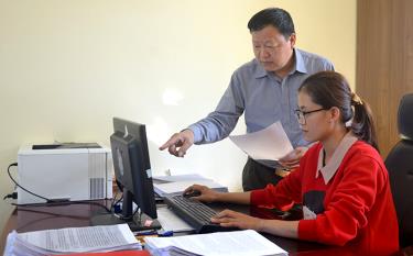 Đồng chí Lê Trung Đính - Phó Bí thư Thường trực Đảng ủy thị trấn Sơn Thịnh kiểm tra việc tổ chức sinh hoạt Đảng của chi bộ trực thuộc trên ứng dụng 