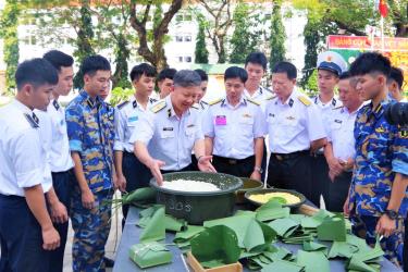 Chuẩn Đô đốc Nguyễn Văn Lâm - Giám đốc Học viện Hải quân kiểm tra công tác chuẩn bị của các đội.