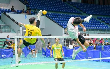 安沛省藤球男子隊運動員在2023年全國青少年藤球錦標賽決賽中全力角逐。