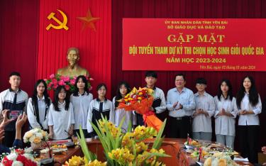 Nhà giáo Vương Văn Bằng - Giám đốc Sở Giáo dục và Đào tạo Yên Bái động viên các đội tuyển dự thi chọn học sinh giỏi quốc gia cấp THPT năm học 2023 - 2024.
