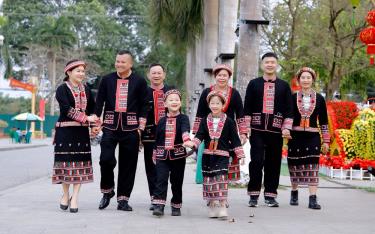 Gia đình chị Triệu Thị Mến diện trang phục truyền thống dân tộc Dao trong dịp lễ, tết.