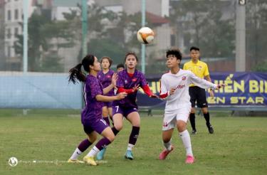 Các cầu thủ đội tuyển U20 nữ Việt Nam đấu tập với đội U15 Viettel.