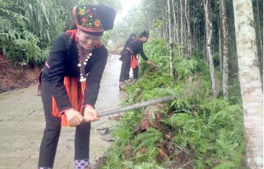Người dân xã Mỏ Vàng thực hiện vệ sinh đường làng, ngõ xóm.