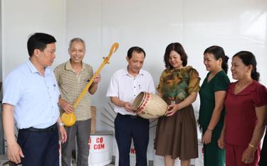 Các sản phẩm làm từ đồ thủ công mỹ nghệ được nhiều du khách lựa chọn khi đến với xã Việt Hồng, huyện Trấn Yên