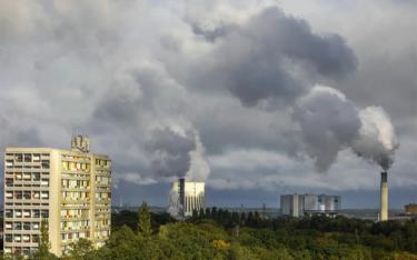 Khí thải bốc lên từ một nhà máy điện ở Berlin, Đức.