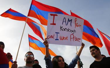 Người biểu tình giơ biểu ngữ đòi hoà bình cho Nagorno-Karabakh, vùng tranh chấp giữa hai nước láng giềng Armenia và Azerbaijan.