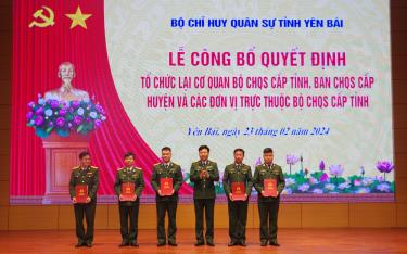 Đại tá Phạm Viết Khánh, Phó Bí thư Thường trực ĐUQS tỉnh, Chính uỷ Bộ CHQS tỉnh trao các quyết định cho các cơ quan, đơn vị.