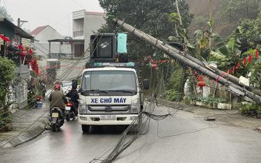 Hiện trường xảy ra sự cố gãy cột điện trên tuyến đường Hoàng Văn Thụ, phường Minh Tân, thành phố Yên Bái.