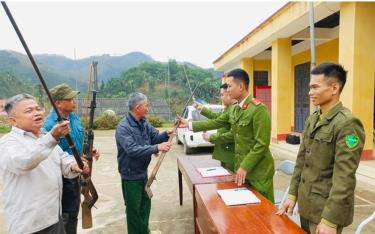 Đồng bào Dao xã Quang Minh, huyện Văn Yên giao nộp vũ khí tự chế.