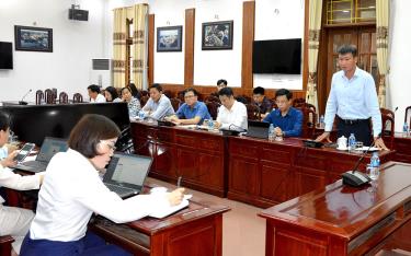 Đồng chí Chủ tịch UBND tỉnh Trần Huy Tuấn tham gia ý kiến tại buổi sinh hoạt Chi bộ phòng Nội Chính – Ngoại vụ thuộc Đảng bộ Văn phòng UBND tỉnh.
