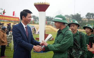 Phó Chủ tịch Thường trực UBND tỉnh Nguyễn Thế Phước tặng hoa chúc mừng các tân binh lên đường thực hiện nghĩa vụ quân sự.