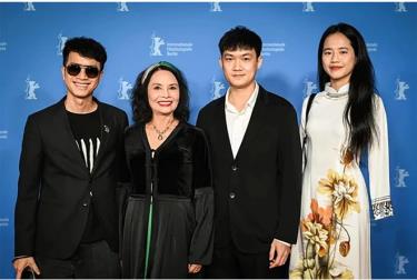 Đạo diễn Phạm Ngọc Lân cùng Nghệ sỹ Nhân dân Minh Châu, các diễn viên Hoàng Hà, Xuân An.