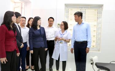 Bộ trưởng Bộ Y tế Đào Hồng Lan và lãnh đạo tỉnh Yên Bái thăm cơ sở vật chất, trang thiết bị tại Trạm Y tế xã Mậu Đông, huyện Văn Yên.