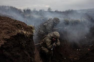 Binh lính Ukraine trong chiến hào ở khu vực Donetsk.