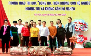 UBND huyện Văn Yên hỗ trợ lợn giống cho các hộ nghèo thôn Hạnh Phúc, xã Tân Hợp.