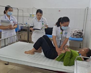 Bác sĩ Cao Thị Thu Thủy kiểm tra sức khỏe bệnh nhân.