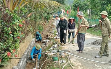 100% tuyến đường liên thôn trên địa bàn xã Hòa Cuông hiện đã được bê tông hóa, đảm bảo cho nhân dân đi lại thuận tiện.