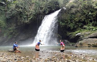 Thác Tiên và thác Trời Nà Hẩu là 2 thác nước đẹp nằm trong khu vực vũng lõi của Khu bảo tồn Thiên nhiên Nà Hẩu.