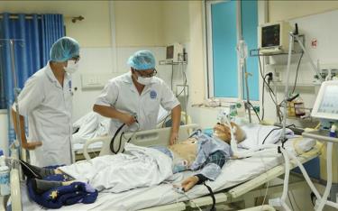 Các bác sĩ Viện Y học Biển Việt Nam thăm khám cho bệnh nhân.