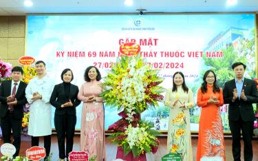Đồng chí Vũ Thị Hiền Hạnh - Phó Chủ tịch UBND tỉnh trao lẵng hoa của Thủ tướng Chính phủ Phạm Minh Chính gửi tặng BVĐK tỉnh Yên Bái