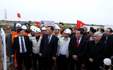 Tổng giám đốc EVNNPT Phạm Lê Phú (hàng đầu, ngoài cùng bên trái) báo cáo Phó Thủ tướng Trần Lưu Quang và đoàn công tác tiến độ triển khai dự án.