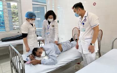 Bác sĩ Vũ Thị Châu Loan - Phó Giám đốc Bệnh viện Y học cổ truyền tỉnh thăm khám cho người bệnh.