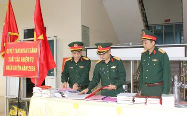 Lãnh đạo Ban CHQS huyện Yên Bình kiểm tra tài liệu, bài giảng chuẩn bị nội dung giáo dục chính trị trong mùa huấn luyện năm 2024.