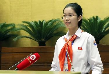 Em Đặng Cát Tiên trong vai Chủ tịch Quốc hội tại Phiên họp giả định Quốc hội trẻ em.