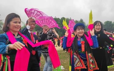 Các đại biểu, du khách hòa cùng điệu Dậm thuông tại Lễ hội Cầu mùa xã Thượng Bằng La, huyện Văn Chấn.