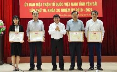 Lãnh đạo Ủy ban MTTQ Việt Nam tỉnh trao bằng khen cho các tập thể có thành tích xuất xuất sắc trong công tác Mặt trận năm 2023.